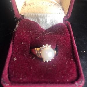 14k gold Pearl ring with diamond chips
